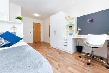 1 bed studio, College Square East, Holylands, Belfast, BT16DJ - Image 1